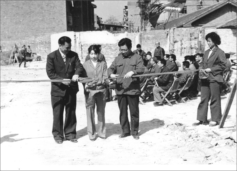 1986年，長虹彩電工程奠基，這樣的剪彩儀式，剪出了中國最大的彩電生產(chǎn)基地之一