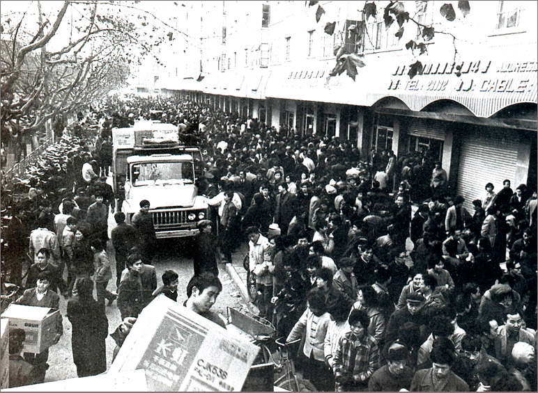 1989年，在彩電計(jì)劃調(diào)控的年代，長虹彩電的降價(jià)引發(fā)搶購潮