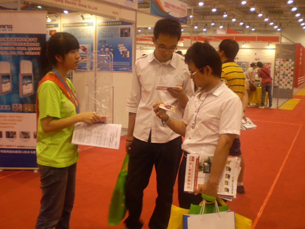 EP工作人員指導(dǎo)觀眾填寫(xiě)EP查詢表