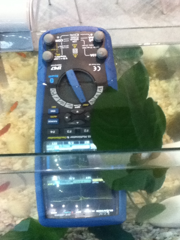 圖2:浸泡在水中的DT-99S/9989彩屏數(shù)字示波萬(wàn)用表