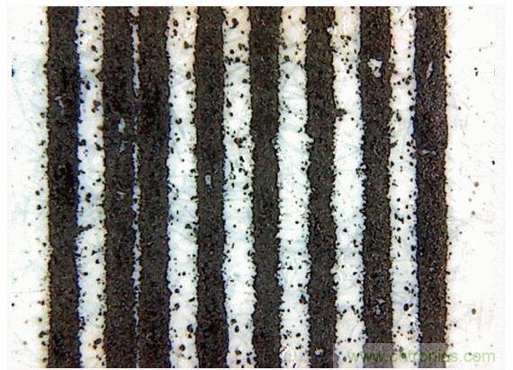 惠普(HP)Laserjet 600 M601(5mil的線寬和間距&mdash;&mdash;顯微鏡圖像)。注意空白處的碳粉斑點(diǎn)和兩條并在一起的線