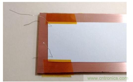 對(duì)齊后的碳粉轉(zhuǎn)印紙。注意用于對(duì)齊的小細(xì)線