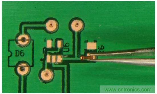 插入鉚釘，并將板子翻轉(zhuǎn)過(guò)來(lái)