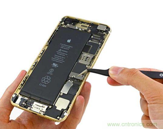 與iPhone 5S相比，電池尺寸更大，電池效率提高了16%。整部手機(jī)看起來就像一件藝術(shù)品，但看不到太多的內(nèi)部構(gòu)造。（來源：iFixit）