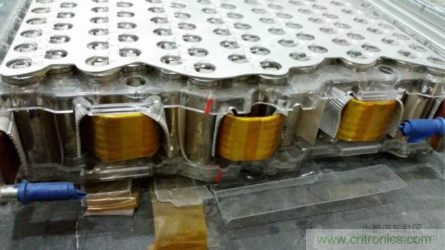 【導(dǎo)讀】對于電動汽車的核心&mdash;&mdash;電池，我們要求其安全、能量密度高、壽命長，充電時間短，同時又要性能卓越等等。那么對比電動汽車電池來說怎么樣才算是達(dá)標(biāo)？又怎么樣才算是性能優(yōu)越呢?毫無疑問鋰離子電芯作為其最基本的單元，其優(yōu)劣至關(guān)重要。  電池是電動汽車的&rdquo;心臟&ldquo;。從電動汽車發(fā)展以來，各種技術(shù)路線百花爭鳴，爭論不休。其中應(yīng)用最廣的鋰離子電芯，就有三元、磷酸鐵鋰、錳酸鋰等多種技術(shù)路線并存的現(xiàn)象。同時鋰離子電芯還分為方形，軟包，圓柱三種結(jié)構(gòu)形式。  而這越是紛繁蕪雜，就越能代表了我們還在不斷探索，代表了電動汽車的急切盼望：電動汽車需要一顆強大的&ldquo;心臟&rdquo;。  對于電池包的要求  對于電動汽車的核心&mdash;&mdash;電池，我們要求其安全、能量密度高、壽命長，充電時間短，同時又要性能卓越等等。而這一項一項的要求，看似苛刻，但卻又無一不是電動汽車實現(xiàn)產(chǎn)業(yè)化的硬性指標(biāo)。  那么對比電動汽車電池來說怎么樣才算是達(dá)標(biāo)？又怎么樣才算是性能優(yōu)越呢?毫無疑問鋰離子電芯作為其最基本的單元，其優(yōu)劣至關(guān)重要。  但就拿我們最關(guān)注的安全性來說，是不是電芯安全了，電池包就安全了呢？  我們可以看到2002年，磷酸鐵鋰(LFP)首次被美國Valance公司產(chǎn)業(yè)化，隨即引起了中國市場的廣泛關(guān)注。從2004年開始，我國掀起了一股投資磷酸鐵鋰材料和磷酸鐵鋰動力電池的熱潮，磷酸鐵鋰其相對穩(wěn)定，安全性較高。隨后，它成為我國正極材料的主要路線，爭議暫告段落。  但是，隨著特斯拉在動力電池使用了鎳鈷鋁酸鋰的正極材料，爭論再次出現(xiàn)。磷酸鐵鋰其較低的能量密度，已經(jīng)使其處于劣勢。 1 據(jù)調(diào)研發(fā)現(xiàn)，進(jìn)入2014年以來，國內(nèi)鋰電池正極材料產(chǎn)業(yè)整體出現(xiàn)了向三元材料轉(zhuǎn)移的趨勢，下游的電池廠基本都在開發(fā)三元材料的電芯，也引導(dǎo)著上游的材料企業(yè)開始加大對三元材料的開發(fā)和生產(chǎn)力度。  而一系列的變化，也恰恰說明鋰電行業(yè)在慢慢的摸索，慢慢走向成熟。就比如說一個電池包的安全，光靠電芯安全是遠(yuǎn)遠(yuǎn)不夠的，其必須上升到一個系統(tǒng)的層級來。也就是說電池包的安全，靠的是整個電池系統(tǒng)，而不僅僅是某個單一的元素。  更何況一個安全、可靠、性能卓越的電池包，更是涉及到多領(lǐng)域知識的耦合，其更需要一個完善、可靠的系統(tǒng)來實現(xiàn)。就好比飛機被認(rèn)為是最安全的交通工具，不單單是&ldquo;安全&rdquo;的發(fā)動機，&ldquo;安全&rdquo;的結(jié)構(gòu)，就能保障的，其中還綜合運用了人為因素分析、軟件安全性、風(fēng)險管理和定量風(fēng)險評估等各種先進(jìn)技術(shù)來預(yù)防事故發(fā)生，可以說是系統(tǒng)保障了安全。  下面我們就從電池系統(tǒng)中抽離出其一個核心部件電池模組，淺談一下各種不同的模組結(jié)構(gòu)。  關(guān)于電池模組  電池模組可以理解為鋰離子電芯經(jīng)串并聯(lián)方式組合，并加裝單體電池監(jiān)控與管理裝置。電池模組的結(jié)構(gòu)設(shè)計往往能決定一個電池包的性能和安全。其結(jié)構(gòu)必須對電芯起到支撐、固定和保護作用。同時如何滿足過電流要求，電流均勻性，如何滿足對電芯溫度的控制，以及是否有嚴(yán)重異常時能斷電，避免連鎖反應(yīng)等等，都將是評判電池模組優(yōu)劣的標(biāo)準(zhǔn)。  而隨著電動汽車的發(fā)展，以及人們對性能的追求，熱管理更是成為了電池模組設(shè)計的一個至關(guān)重要的環(huán)節(jié)。自然冷卻已經(jīng)不能滿足我們的需求。風(fēng)冷則由于其效率較低，且對電芯溫度的一致性較難控制，而表現(xiàn)的力不從心。因此，高性能需求的電池模組，其熱管理的解決方案已經(jīng)轉(zhuǎn)向液冷或相變材料。下面就介紹一下各種不同結(jié)構(gòu)電芯的模組設(shè)計。  &middot; 方形電池模組  方形電芯可以說是我國汽車動力電池里，應(yīng)用最多的電芯了。其外殼的材質(zhì)有鋁、鋼、以及塑膠。其電芯厚度是三種結(jié)構(gòu)中最厚的，由此也造成其內(nèi)部和外表面的溫差較大。其模組結(jié)構(gòu)也多為自然冷卻和風(fēng)冷的結(jié)構(gòu)。  我們來看看寶馬I3的電池模組設(shè)計。  我們可以看出，I3的電池模組從結(jié)構(gòu)上已經(jīng)具備一個高性能模組所需的要素，而一臺高性能的電動汽車，就是靠著每一處的細(xì)節(jié)共同搭建而成的。當(dāng)然其散熱、均溫以及可靠性等等，還有待市場的驗證。 2 （▲ 寶馬I3方形電池模組）  &middot; 軟包電池模組  軟包電芯的電池包，也是近期比較熱門的一種結(jié)構(gòu)類型，其用在國外的電動車上比較多。  軟包電芯的物理結(jié)構(gòu)決定了其不易爆炸，一般只有外殼能承受的壓力足夠高，才有可能炸，而軟包電芯內(nèi)部壓力一大，便會從鋁塑膜邊緣開始泄壓、漏液。同時軟包電芯也是幾種電芯結(jié)構(gòu)中，散熱最好的。  目前，市面上賣得最多的還是日產(chǎn)的Leaf，其模組結(jié)構(gòu)為全密封式的，并未考慮散熱，即不散熱。  而Leaf在市場上頻繁反饋的容量衰減過快，與此熱管理也不無關(guān)系。顯然隨著人們對于高性能電動車的追求，迫使軟包電芯也必須要有主動式的熱管理結(jié)構(gòu)。  下面我們來看看一款World Congress展臺上的液冷軟包模組。其模組由電芯層疊而成，而電芯間有間隔排布的液冷板，其保證每顆電芯都有一個大面接觸到液冷板，并充分發(fā)揮了軟包電芯液冷的優(yōu)勢。 3 （▲ 液冷軟包電池模組）  當(dāng)然軟包電芯要將液冷技術(shù)做成熟也并非易事，其必須考慮液冷板的固定，密封性，絕緣性等等。同時可靠的電連接，以及具有&ldquo;保險絲&rdquo;結(jié)構(gòu)連接片，這都是高性能軟包模組的方向。  我們可以看到軟包電芯其配合完善的模組結(jié)構(gòu)后，其優(yōu)勢會得以凸顯。  圓柱電池模組  圓柱電芯可謂是在各類電子產(chǎn)品中，應(yīng)用最廣泛的結(jié)構(gòu)。如今，在電動汽車行業(yè)也占有一定得份額。最典型的即是18650電芯了，其工藝經(jīng)過多年的沉淀，并在大規(guī)模的自動化生產(chǎn)的條件下，現(xiàn)今屬于最成熟，穩(wěn)定且一致性最好的電芯。  而圓柱電芯更是有著目前最高的能量密度，其三元材料的電芯能做到210~250Wh/kg。國內(nèi)目前的圓柱電池包多為自然冷卻或風(fēng)冷的結(jié)構(gòu)，其效果不盡如人意。  我們來看看，將圓柱型電芯推到風(fēng)口浪尖上的特斯拉電池模組。  相信已經(jīng)有不少人見過特斯拉的模組了：  組成一臺特斯拉汽車需要7000多顆18650電芯，一個模組則需要400多顆電芯，同時為了高性能的目標(biāo)又要在模組上集成多項功能，可見其工作量和難度之大。其中，甚至還用上了一些跨行業(yè)的技術(shù)，使人眼前一亮，為之拍案。好比電芯連接的&ldquo;保險絲&rdquo;設(shè)計。  可以說，身處電池行業(yè)的人，反而很少有人能想得到，這也許就是當(dāng)局者迷吧。而這一技術(shù)的應(yīng)用則極大地提高了電池的安全性能。同時，還有液冷管道的應(yīng)用，極大地解決了18650電芯的散熱和均溫的問題，這對電池的性能和壽命都是一個極大的幫助。不僅如此，其電池模組在空間尺寸上的利用，更可謂是精打細(xì)算。  在這里還是要佩服一下特斯拉將事情做到極致的態(tài)度，也就是這樣一個模組，成為了一個高性能的特斯拉電池包所必不可少的核心部件。 4 電動之心  通過以上一些簡單的列舉，我們不難看出，無論何種結(jié)構(gòu)的電芯其實都不乏一些好的應(yīng)用范例。而對于鋰離子電芯，如果作為一款革命性的產(chǎn)品，目前看來仍有很多不足和局限。但我們與其一味坐等材料的發(fā)展，不如多考慮一下，如何做好電池模組，做好電池系統(tǒng)。而這也是我們打造一顆強大&ldquo;電動之心&rdquo;的必經(jīng)之路。