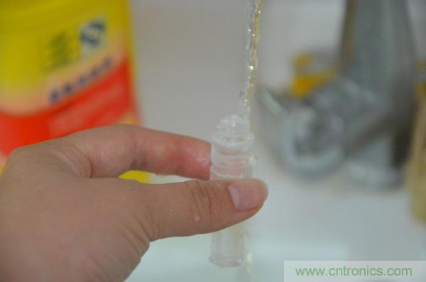 只有奶瓶大小的閃電去漬小神器 &mdash;&mdash;海爾咕咚手持式洗衣機(jī)