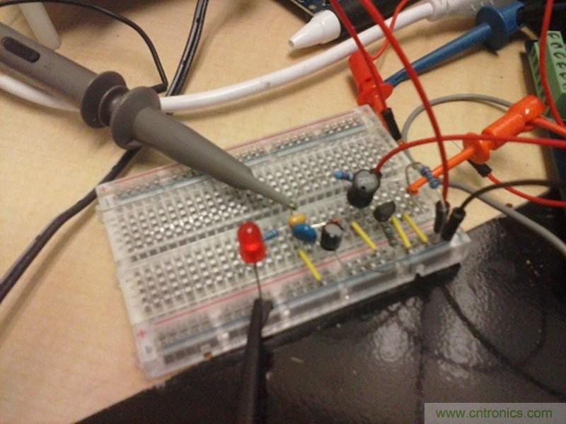 帶開關(guān)轉(zhuǎn)換器的8位MCU如何減少成本和電路板空間？
