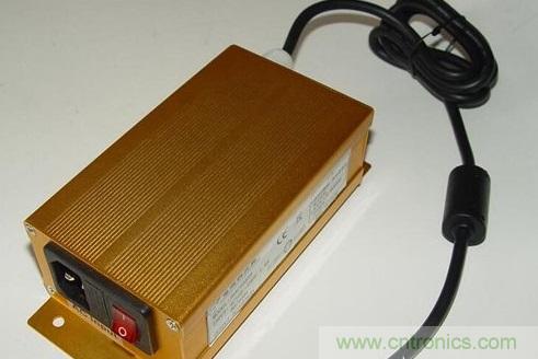 【導(dǎo)讀】本文總結(jié)出針對(duì)于LED電源EMC/EMI的主要幾個(gè)控制技術(shù)：電路措施、EMI濾波、元器件選擇、屏蔽和印制電路板抗干擾設(shè)計(jì)等。如果能正確合理的對(duì)這些問(wèn)題進(jìn)行解決，就可順利通過(guò)3C認(rèn)證。  在電路當(dāng)中，EMC和EMI的問(wèn)題是人們始終關(guān)心的話(huà)題。在LED電路中，對(duì)于EMC和EMI的要求同樣非常高。本文將為大家介紹LED產(chǎn)品設(shè)計(jì)當(dāng)中關(guān)于解決EMI與EMC的解決方法，感興趣的朋友快來(lái)看一看吧。  　　要解決LED驅(qū)動(dòng)電源的電磁干擾問(wèn)題，從硬件上可從以下幾個(gè)方面入手：  　　減少開(kāi)關(guān)電源本身的干擾  　　軟開(kāi)關(guān)技術(shù)，在原有的硬開(kāi)關(guān)電路中增加電感和電容元件，利用電感和電容的諧振，降低開(kāi)關(guān)過(guò)程中的du/dt和di/dt，使開(kāi)關(guān)器件開(kāi)通時(shí)電壓的下降先于電流的上升，或關(guān)斷時(shí)電流的下降先于電壓的上升，來(lái)消除電壓和電流的重疊。開(kāi)關(guān)頻率調(diào)制技術(shù)，通過(guò)調(diào)制開(kāi)關(guān)頻率fc，把集中在fc及其諧波2fc、 3fc&hellip;上的能量分散到它們周?chē)念l帶上，以降低各個(gè)頻點(diǎn)上的EMI幅值。元器件的選擇，選擇不易產(chǎn)生噪聲、不易傳導(dǎo)和輻射噪聲的元器件。通常特別值得注意的是，二極管和變壓器等繞組類(lèi)元器件的選用。反向恢復(fù)電流小、恢復(fù)時(shí)間短的快速恢復(fù)二極管是開(kāi)關(guān)電源高頻整流部分的理想器件。合理使用電磁干擾濾波器，EMI濾波器的主要目的之一，電網(wǎng)噪聲是電磁干擾的一種，它屬于射頻干擾（RFI），其傳導(dǎo)噪聲的頻譜大致為10KHz~30MHz，最高可達(dá) 150MHz。  　　在一般情況下，差模干擾幅度小，頻率低，所造成的干擾較小;共模干擾幅度大，頻率高，還可以通過(guò)導(dǎo)線(xiàn)產(chǎn)生輻射，所造成的干擾較大。欲削弱傳導(dǎo)干擾，最有效的方法就是在開(kāi)關(guān)電源輸入和輸出電路中加裝電磁干擾濾波器。LED電源一般采用簡(jiǎn)易式單級(jí)EMI濾波器，主要包括共模扼流圈和濾波電容。EMI濾波器能有效抑制開(kāi)關(guān)電源適配器的電磁干擾。 1 　　通過(guò)切斷干擾信號(hào)的傳播途徑來(lái)減少電磁干擾問(wèn)題  　　第一種情況是電源線(xiàn)干擾可以使用電源線(xiàn)濾波器濾除。一個(gè)合理有效的開(kāi)關(guān)電源EMI濾波器應(yīng)該對(duì)電源線(xiàn)上差模和共模干擾都有較強(qiáng)的抑制作用。改善PCB板的電磁兼容性設(shè)計(jì)PCB是LED電源系統(tǒng)中電路元件和器件的支撐件，它提供電路元件和器件之間的電氣連接。隨著電子技術(shù)的飛速發(fā)展，PCB的密度越來(lái)越高。 PCB設(shè)計(jì)的好壞對(duì)LED電源系統(tǒng)的電磁兼容性影響很大。  　　實(shí)踐證實(shí)，即使電路原理圖設(shè)計(jì)正確，印刷電路板設(shè)計(jì)不當(dāng)，也會(huì)對(duì)LED電源系統(tǒng)的可靠性產(chǎn)生不利影響。PCB抗干擾設(shè)計(jì)主要包括PCB布局、布線(xiàn)及接地，其目的是減小PCB的電磁輻射和PCB上電路之間的串?dāng)_。還有，一般變壓器電磁干擾引發(fā)的交流聲頻率一般為50HZ左右，而地線(xiàn)布線(xiàn)不當(dāng)導(dǎo)致的交流聲，由于整流電路的倍頻作用頻率約為100HZ，仔細(xì)區(qū)分還是可以察覺(jué)的。因此，在設(shè)計(jì)印刷電路板的時(shí)候，應(yīng)留意采用正確的方法，遵守PCB設(shè)計(jì)的一般原則，并應(yīng)符合抗干擾的設(shè)計(jì)要求。  　　主動(dòng)大幅增強(qiáng)受干擾體的抗干擾能力  　　在LED電源系統(tǒng)中輸進(jìn)/輸出也是干擾源的傳導(dǎo)線(xiàn)，和接收射頻干擾信號(hào)的拾檢源，我們?cè)O(shè)計(jì)時(shí)一般要采取有效的措施：采用必要的共模/差模抑制電路，同時(shí)也要采取一定的濾波和防電磁屏蔽措施以減小干擾的進(jìn)進(jìn)。在條件許可的情況下盡可能采取各種隔離措施（如光電隔離或者磁電隔離），從而阻斷干擾的傳播。防雷擊措施，室外使用的LED電源系統(tǒng)或從室外排擠引進(jìn)室內(nèi)的電源線(xiàn)、信號(hào)線(xiàn)，要考慮系統(tǒng)的防雷擊題目。常用的防雷擊器件有：氣體放電管、 TVS（Transient Voltage Suppression）等。氣體放電管是當(dāng)電源的電壓大于某一數(shù)值時(shí)，通常為數(shù)十V或數(shù)百V，氣體擊穿放電，將電源線(xiàn)上強(qiáng)沖擊脈沖導(dǎo)進(jìn)大地。TVS可以看成兩個(gè)并聯(lián)且方向相反的齊納二極管，當(dāng)兩端電壓高于某一值時(shí)導(dǎo)通。其特點(diǎn)是可以瞬態(tài)通過(guò)數(shù)百乃上千A的電流。