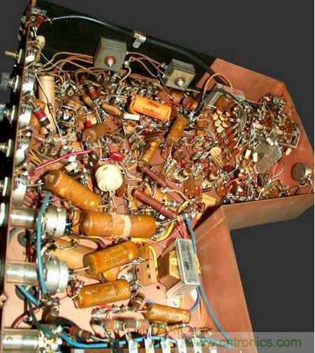 1948年Motorola的VT-71「Golden View」7吋電視機就是采用點對點接線。（圖片來源：Wikimedia/Westernelectric555）